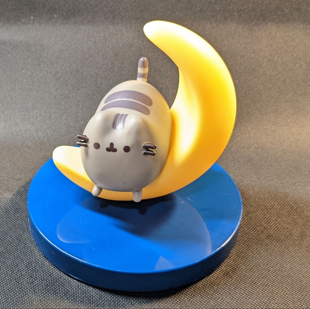 Pusheen vinyl figurine moon